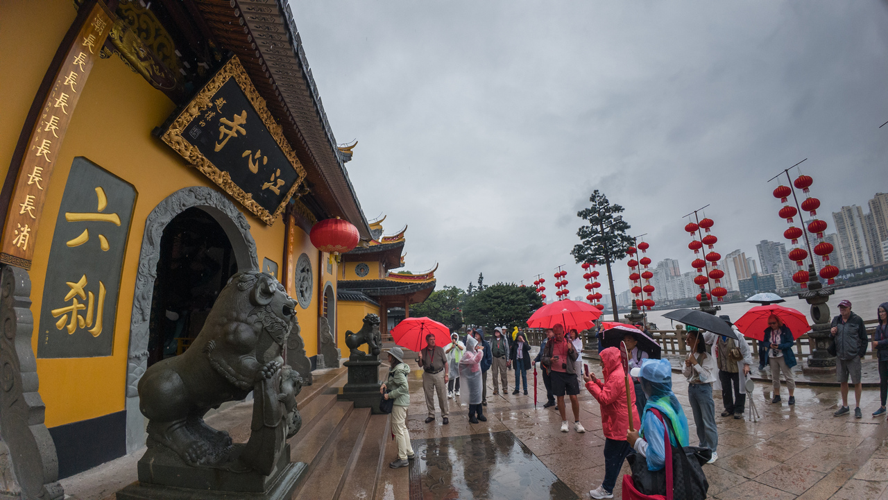 逛江心屿观南戏博物馆 百名外籍游客“嬉”温州